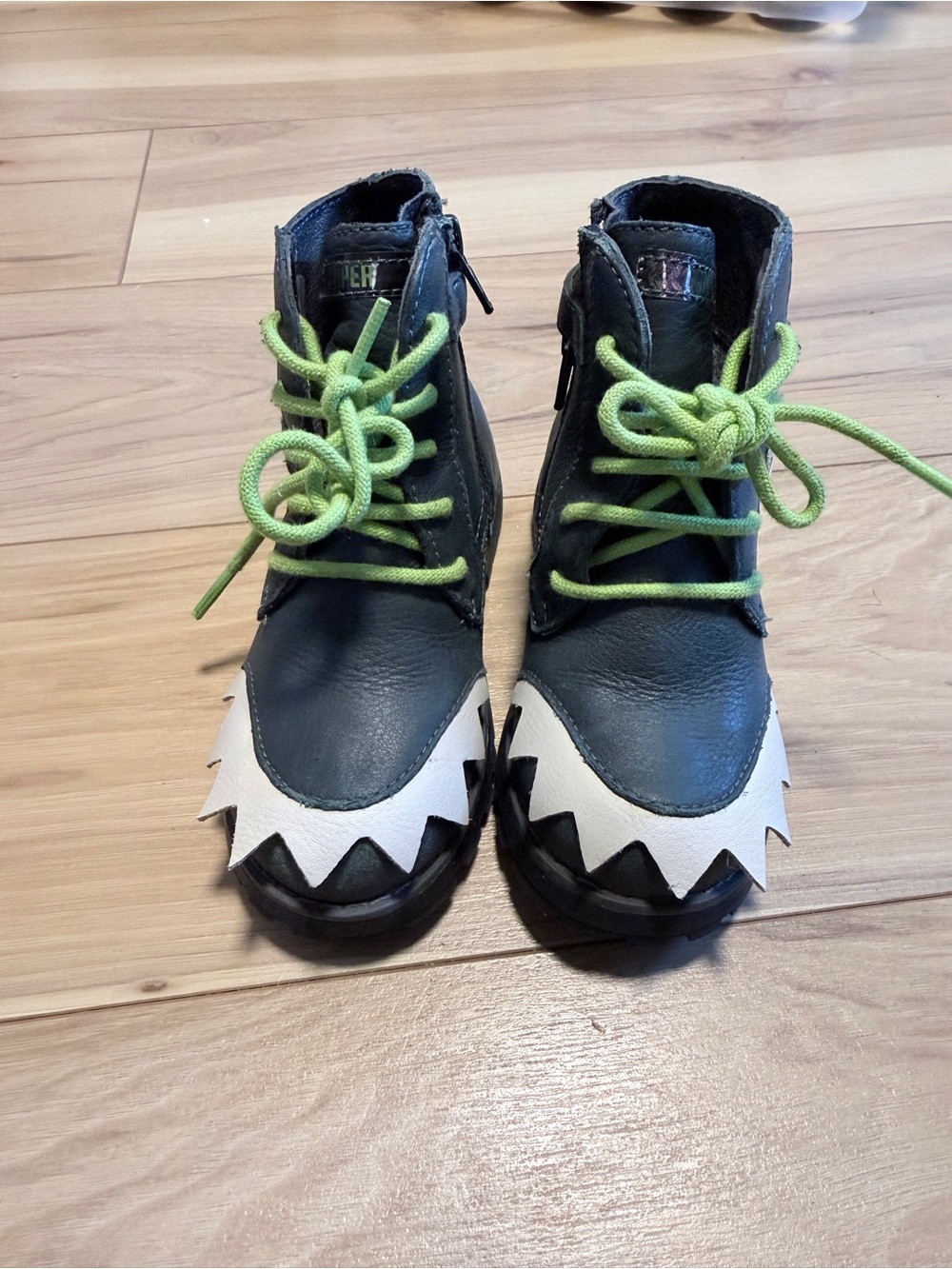 Camper kids leather ankle boots in EU size 25.